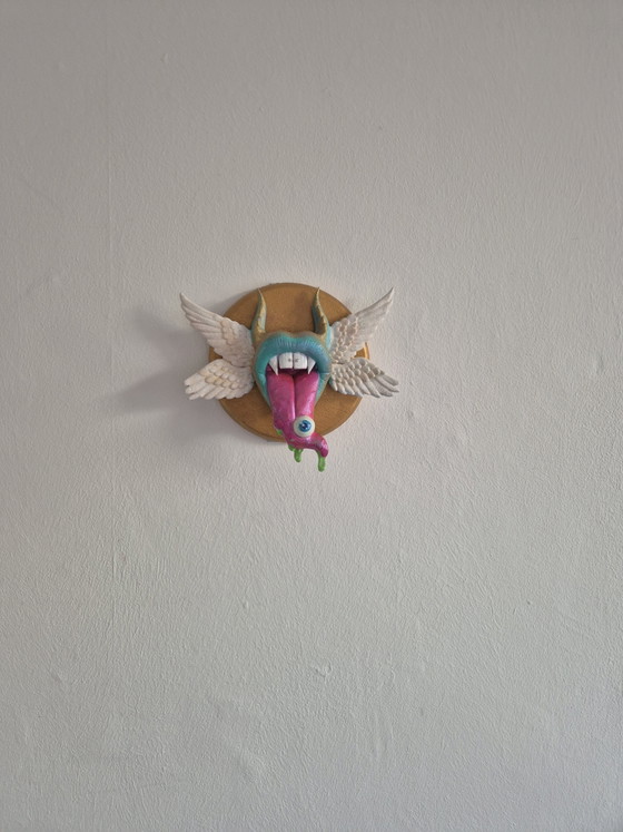 Image 1 of Bella bocca surreale con ali, parassita grazioso, decorazione murale colorata