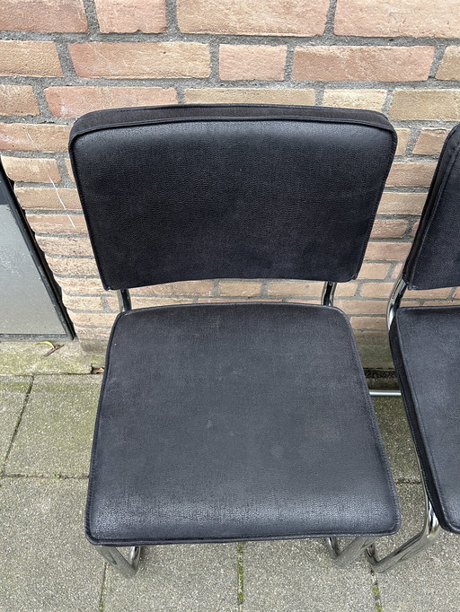 6 sillas con aspecto de cuero y estructura tubular cromada