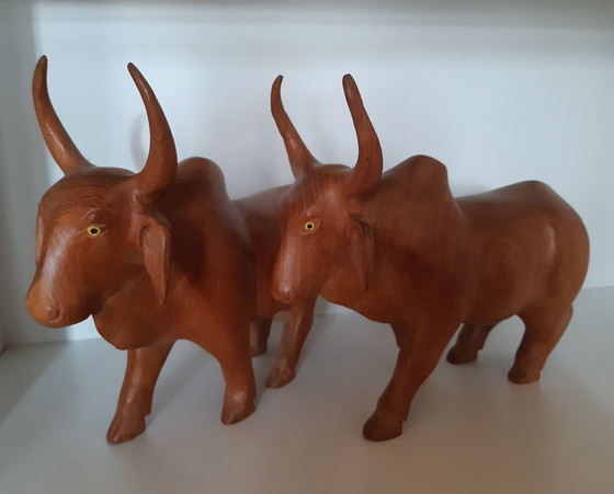Image 1 of Koppel vintage houten stierenbeelden