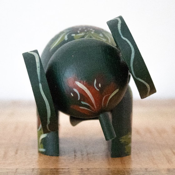 Image 1 of Statuetta di elefante in legno dipinta a mano, in stile olandese Hindeloopen.