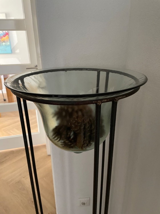 Image 1 of Vase décoratif en verre sur un support en métal