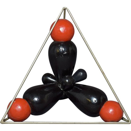 Vintage structure of molecular atom