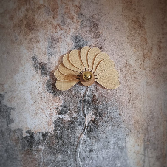 Image 1 of Applique murale, modèle Paon, 11 pétales en rotin et lin (teinte personnalisable)