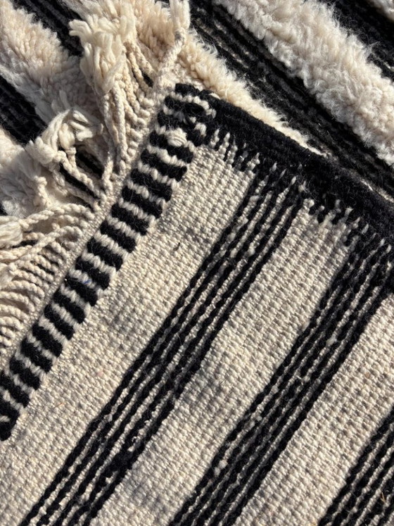 Image 1 of Tapis berbère marocain en laine noire et blanche 115 x 165 cm