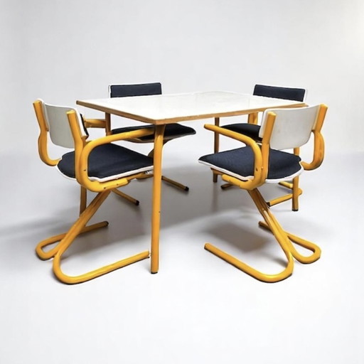 Set van 4 stoelen en tafel