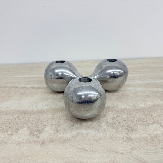 Image 1 of Bolvormige kandelaar van aluminium met atoomdesign uit het midden van de 20e eeuw, jaren 70.