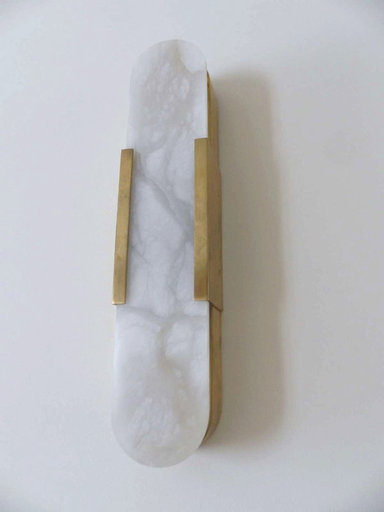 Image 1 of Set aus 2 Wandleuchten „Elongated Melange“ aus Messing und Naturalabaster von VISUAL COMFORT, entworfen von Kelly Wearstler