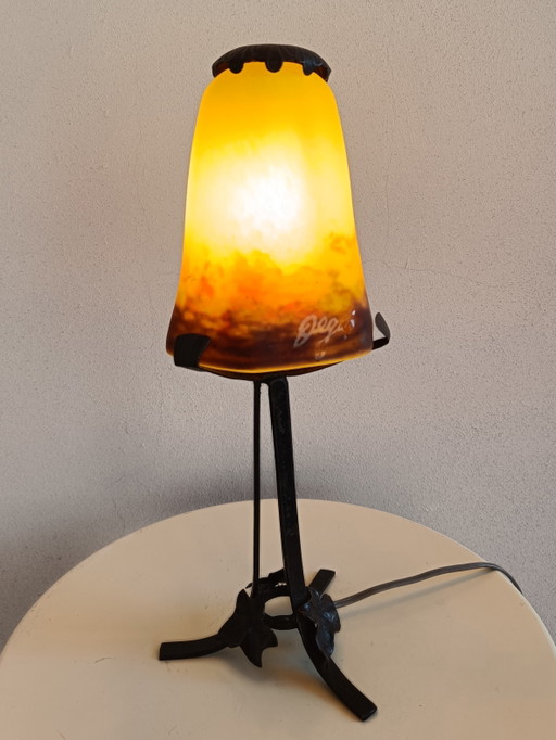 French Art Deco table lamp with signed Degué glass shade and wrought iron base, estimated 1930s/40s