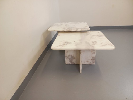 Image 1 of Paire de tables basses gigognes vintage en marbre blanc des années 70