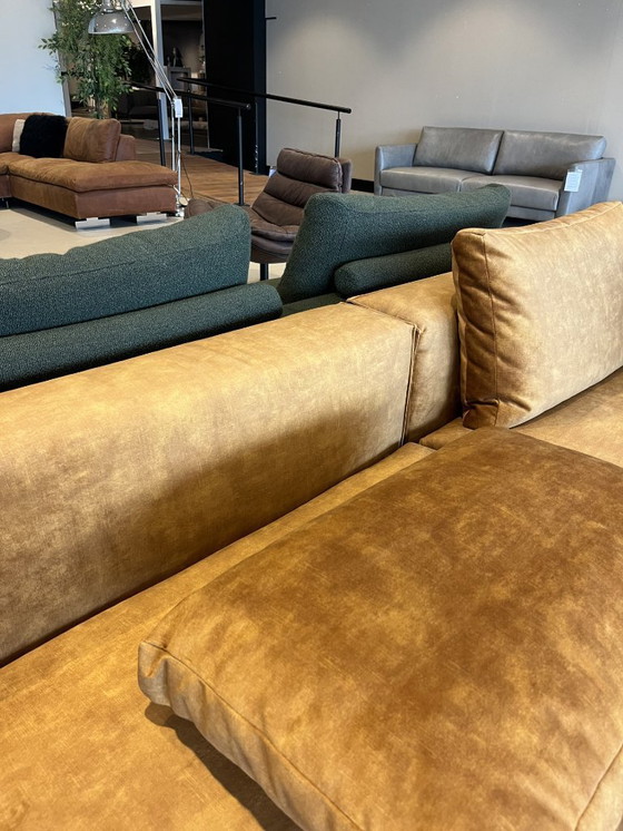 Image 1 of Corner sofa Hero by Dyyk - Velours gold