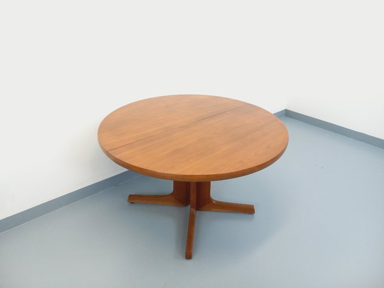 Image 1 of Table à manger ronde scandinave vintage en teck des années 60 avec rallonges