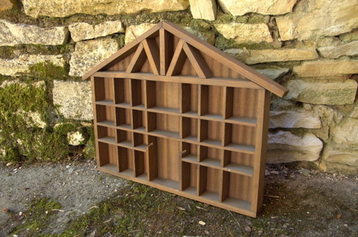 House-shaped frame, wall display, vintage wooden showcase, 52x38cm, 33 compartments – wandkast (photo 2 of 5)
