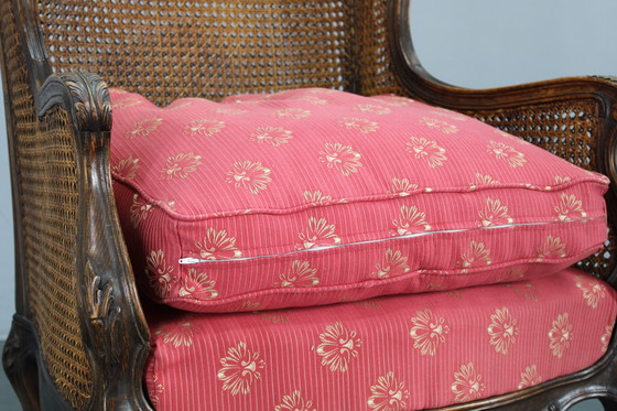 Image 1 of Ancienne chaise à oreilles sculptée avec côtés en canne, Tchécoslovaquie