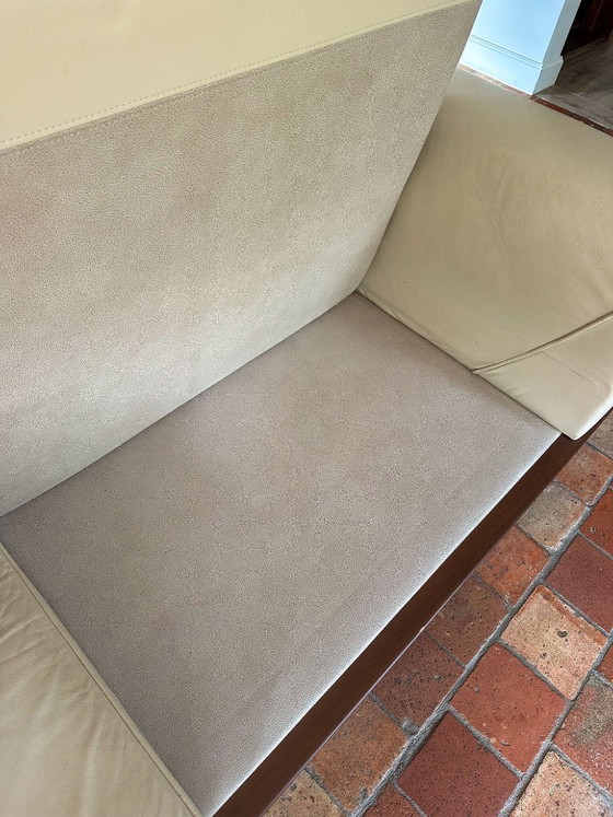 Image 1 of Juego de 2 elegantes sofás de cuero con estilo de mediados de siglo.
