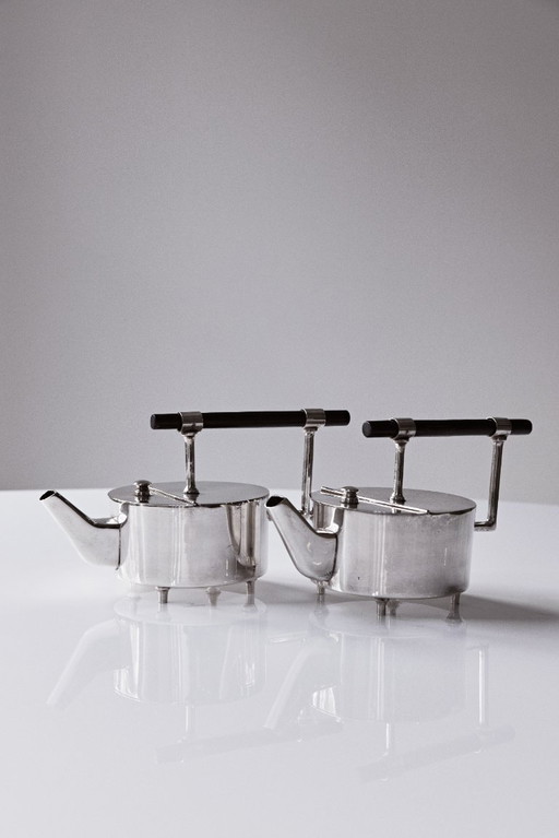 2x Englische versilberte Teekanne der englischen Moderne, nach Christopher Dresser