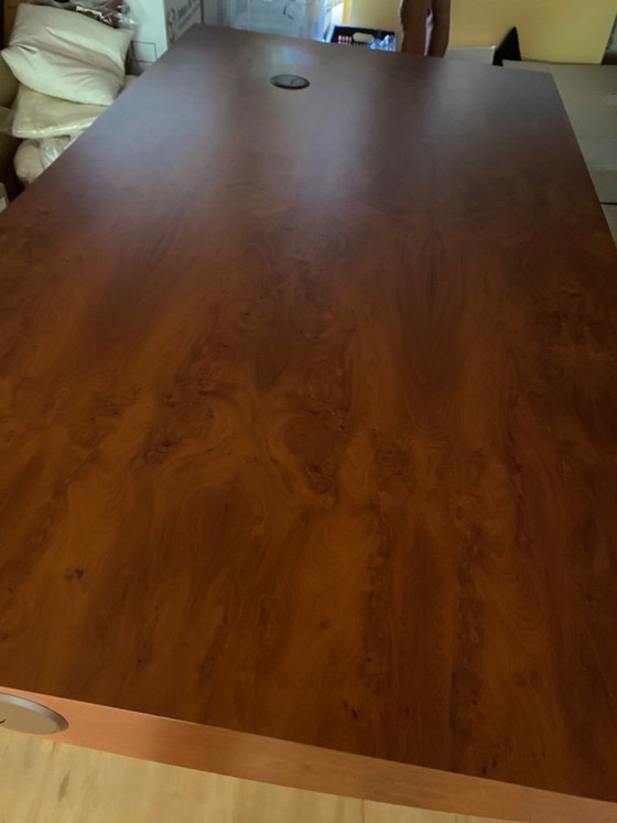 Image 1 of Jaren 80 stijl directie-bureau, houtfineer blad en witte, kunststof poten, gemaakt door meubelmaker