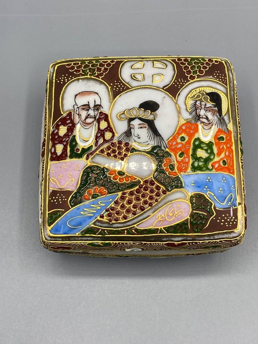 Schmuckkästchen aus Satsuma-Porzellan mit Kannon- und Rakan-Buddhistenfiguren, Seigaiha-Dekor – servies, Porcelain