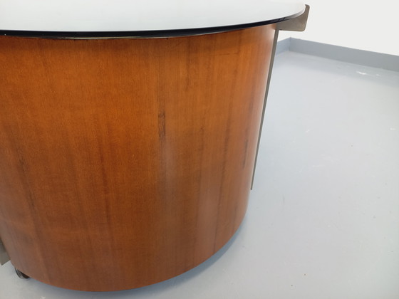 Image 1 of Tavolino da caffè rotondo vintage italiano con barra girevole su ruote di Eugenio Gerli per Tecno, in teak curvato