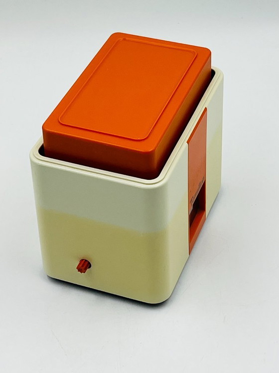 Image 1 of Vintage Terraillon keukenweegschaal in oranje en crème.