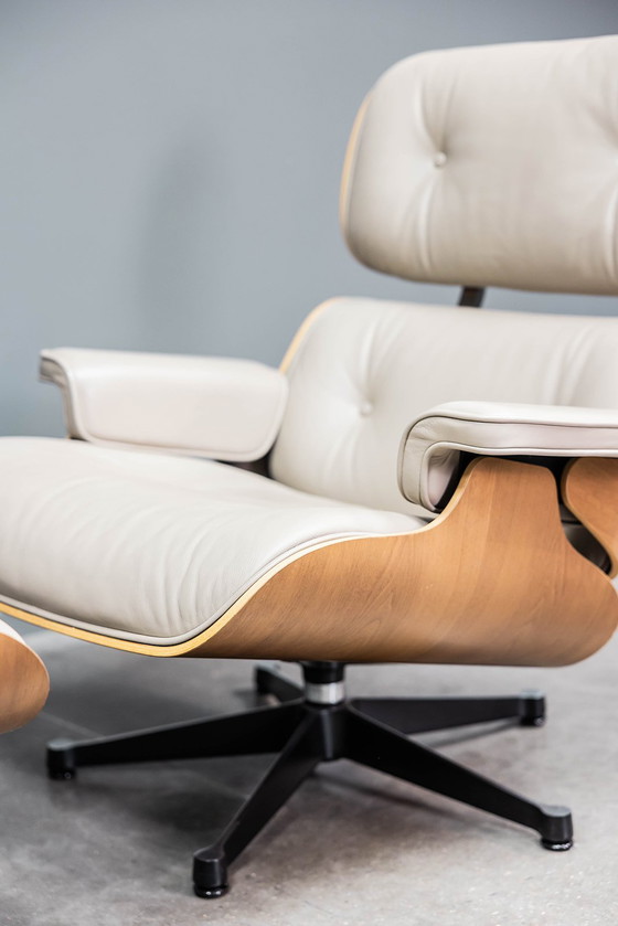 Image 1 of Sillón Eames + otomana