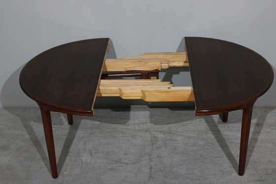 Image 1 of Table de salle à manger extensible en bois de rose par Henning Kjaernulf