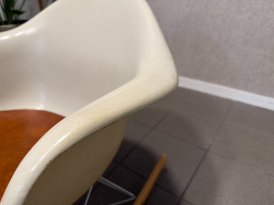 Vitra | Eames | RAR | Cognac + fibra di vetro pergamena | 2 pezzi – Sedie a dondolo, Pelle, Legno (photo 10 of 12)