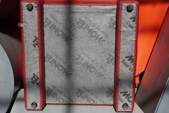 Image 1 of Poltrona Montèl in pelle rossa, 2 posti disponibili