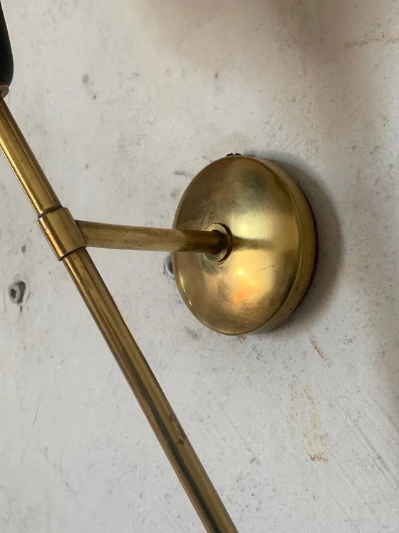Image 1 of Een paar vintage wandlampen van messing en opaalglas.