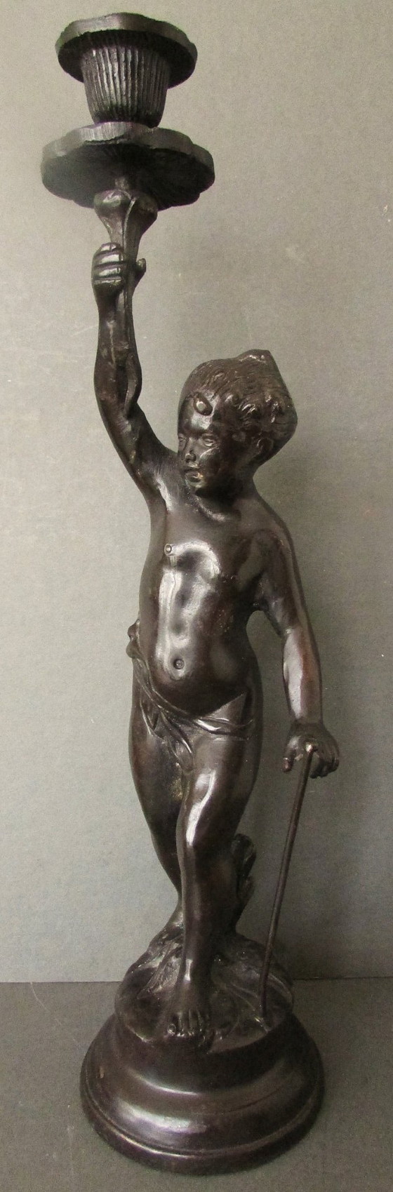 Bronzener Putto Kerzenhalter, Braun, Klassiek (Foto 6 von 7)