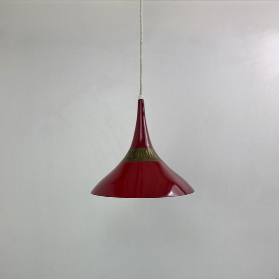 Image 1 of Lampada a sospensione scandinava in metallo rosso e ottone, 1960