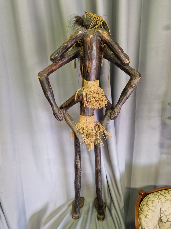 Image 1 of Un grande verme con un piccolo verme sulla schiena