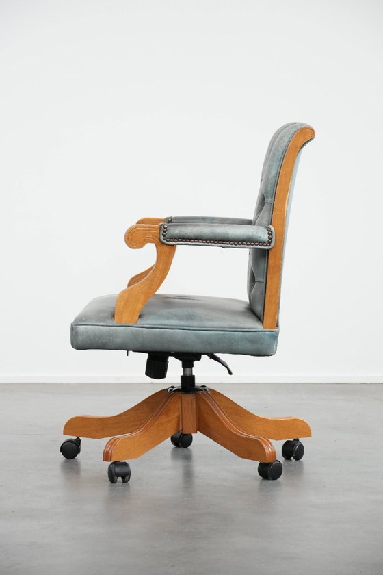 Image 1 of Sedia da ufficio Chesterfield in stile inglese classico con ruote in pelle di mucca azzurra e legno