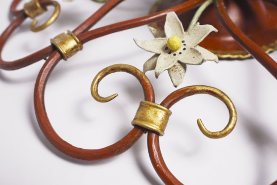 Image 1 of Lampada da soffitto italiana Tole a forma di petalo, colore rosso, oro e bianco, con motivo floreale, stile Mid-Century.