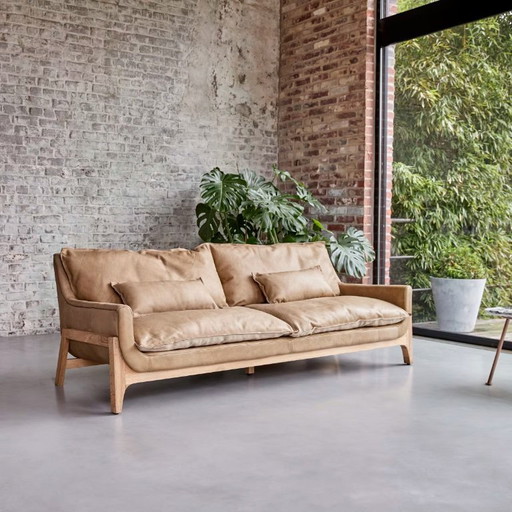 Sofá Woodnest de 3 plazas fabricado en roble macizo y piel Cheyenne.