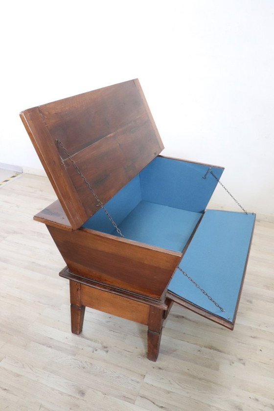 Image 1 of Armario antiguo de nogal macizo, Italia S. XIX