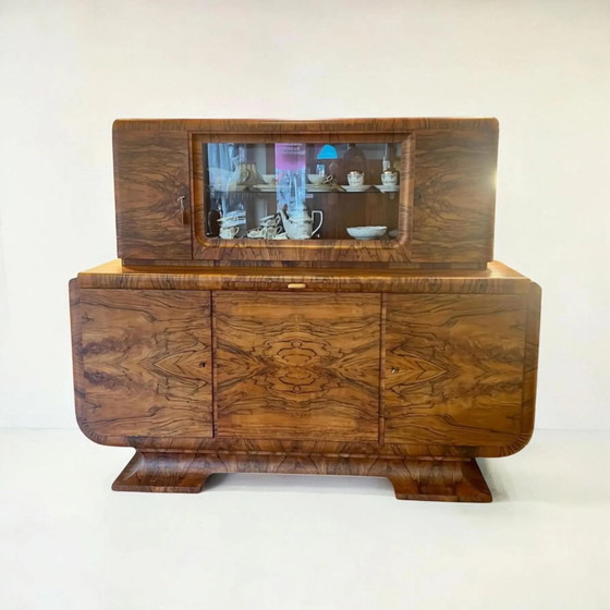 Monumentales Art Deco Sideboard mit Vitrinenaufsatz & Marmorplatte, dokumentiert 1932 – Nussbaum Wurzelholz (photo 2 of 11)