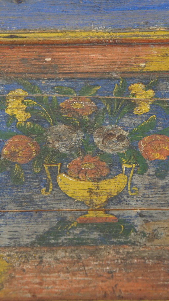 Image 1 of Le coffre de mariée/table basse antique peint à la main du 19e siècle