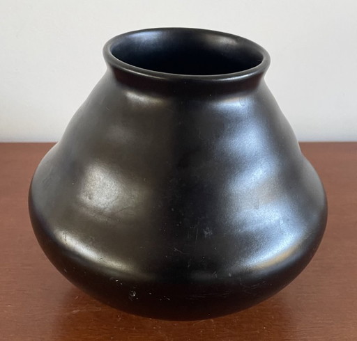 Zenith Gouda Pottery - Black Art Deco vase model 237 designed by Willem Stuurman