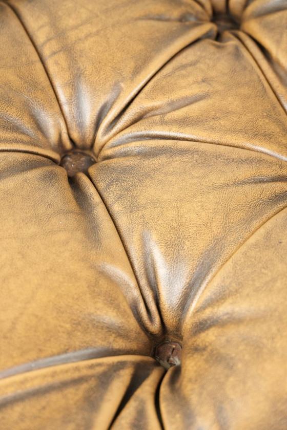 Image 1 of Exclusivo y elegante puf inglés Chesterfield de piel de vacuno con ruedas y acabado con clavos decorativos.