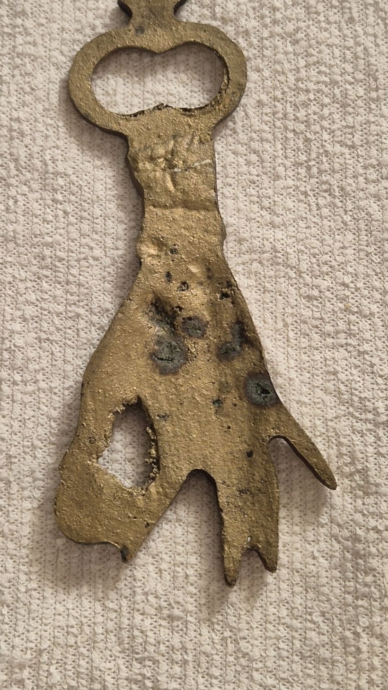 Antico apribottiglie in rame – Mano decorativa incisa – Accessori da tavola (photo 6 of 6)