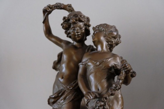 Una estatua dorada/cobriza de un niño y una niña jóvenes enamorados. – Esculturas, Metal (photo 17 of 19)