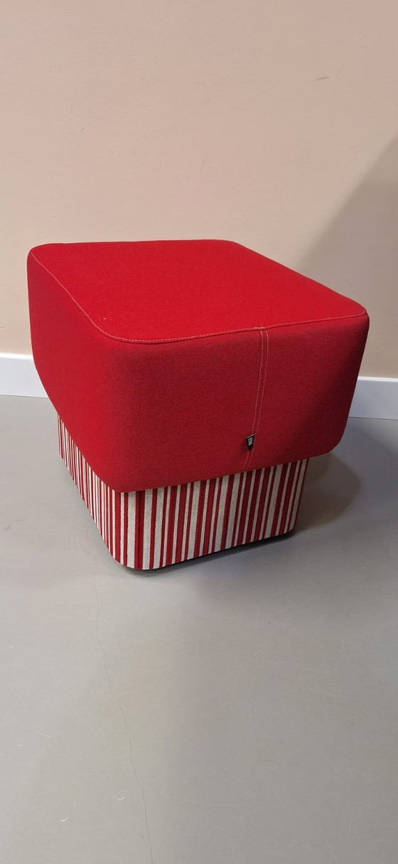 BuzziSpace designpoef – Opvallende rode poef met gestreepte basis | Topstaat – Hockers en poefs, Polyester (photo 3 of 10)