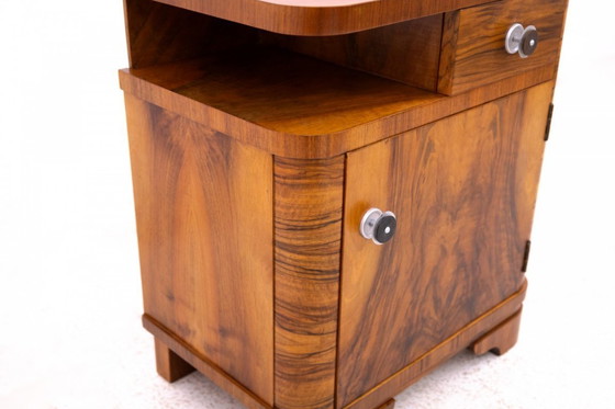 Image 1 of Juego de mesillas de noche de nogal, Polonia, primera mitad del siglo XX.