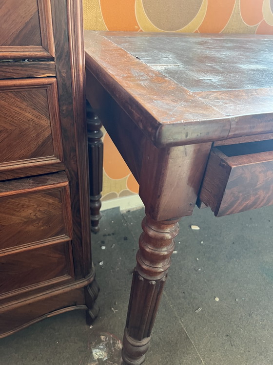 Image 1 of Scrivania antica in legno massello con cassetti e piano in pelle nera, stile XIX secolo.