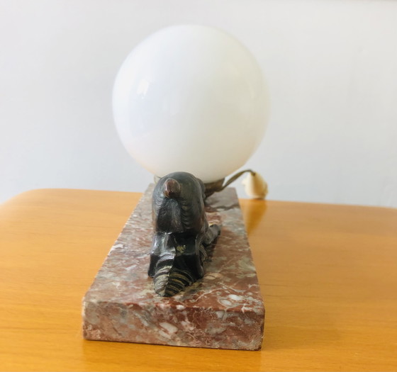 Image 1 of Lampe art déco globe en opaline et chien de chasse 