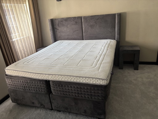 Luxe Swiss Sense Boxspring Vanquish 180x210 + Matras & Topper (Incl. Hockers)  suede
