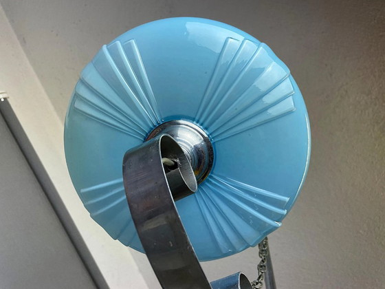 Image 1 of Grote Art Deco kroonluchter met opaalglazen kappen en indirecte verlichting.