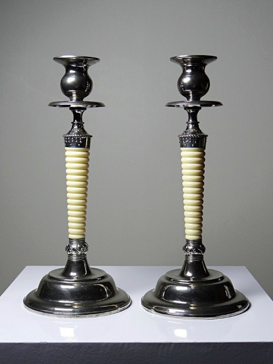 Image 1 of Par de candelabros antiguos estilo antorcha, de metal plateado y plástico con efecto marfil.