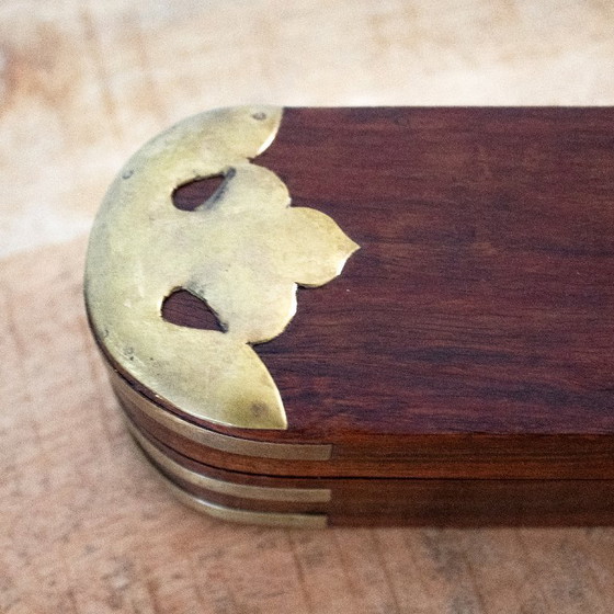 Image 1 of Portapenne vintage in ottone e legno: allungato, elegantemente decorato, in stile antico da ufficio.