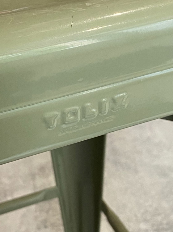 Image 1 of Taburete alto industrial Tolix H75 apilable, color verde oliva.